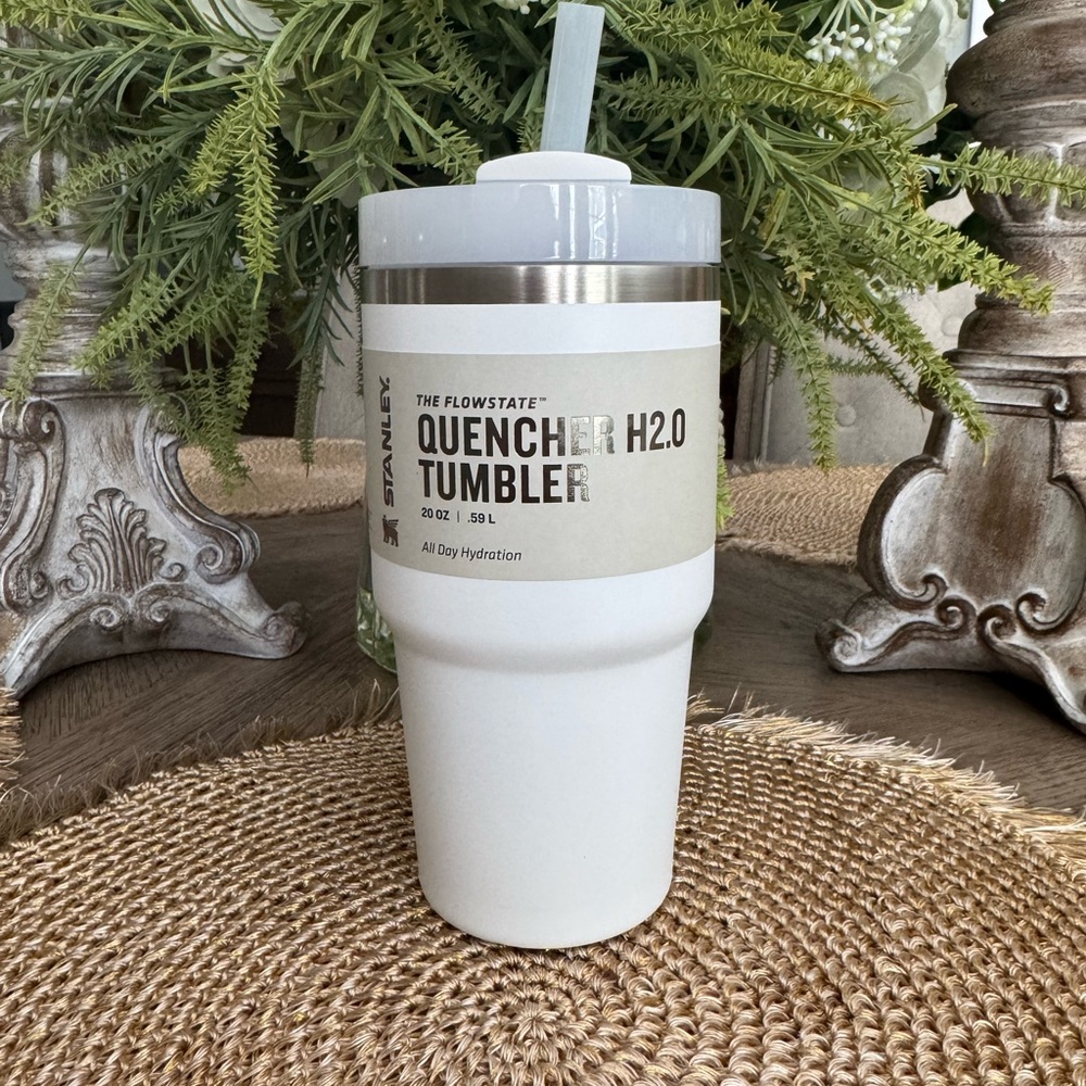 NWT Frost White Stanley Quencher 20oz Tumbler HTF w/out handle. Unisex
